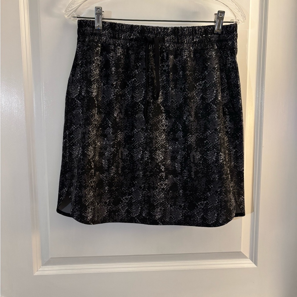 Reebok Black Snake-Print Pull-On Athletic Skort Sz-med